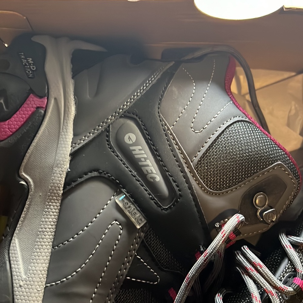 Brand new boots - Picture 3 of 5